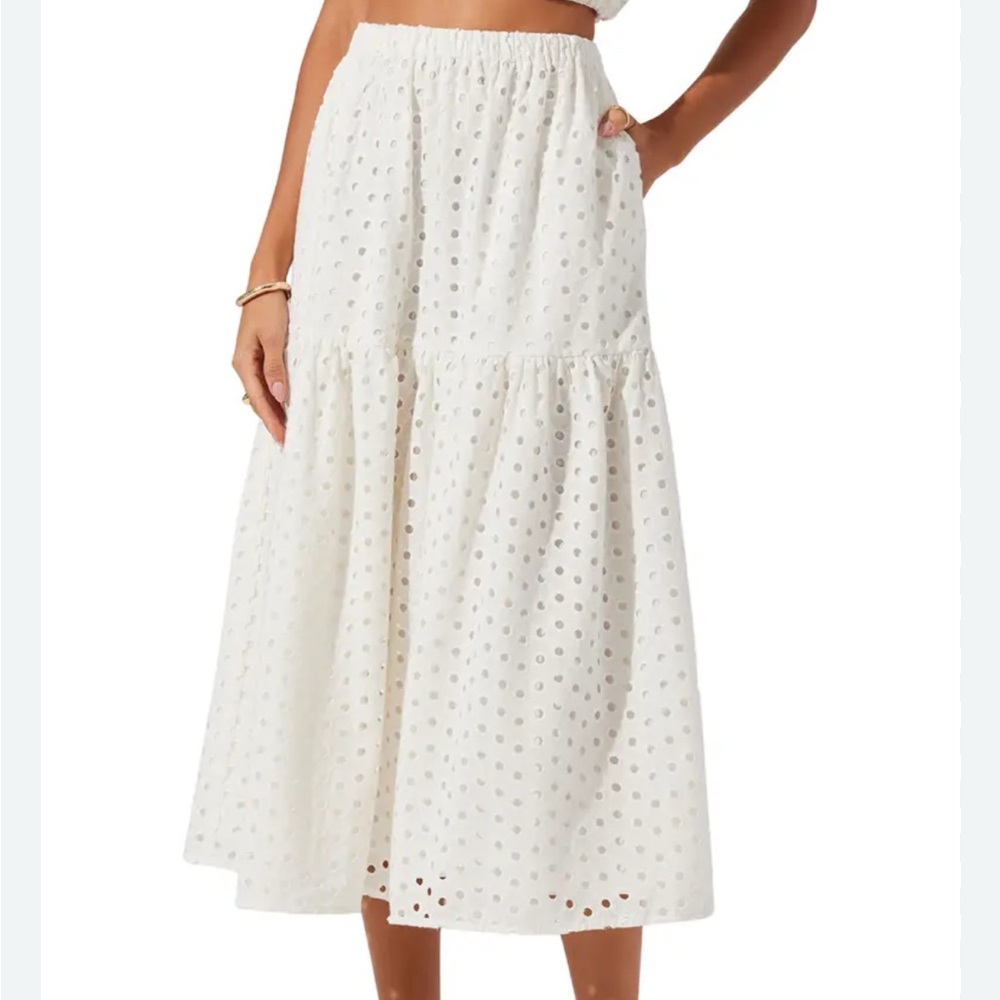 ASTR the Label Nalley eyelet Tiered skirt with pockets Small
